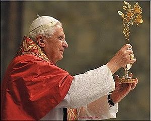 El-santo-padre-sostiene-la-rosa-de-oro.jpg