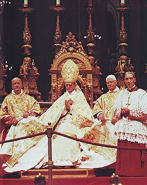 Pablo VI trono.jpg